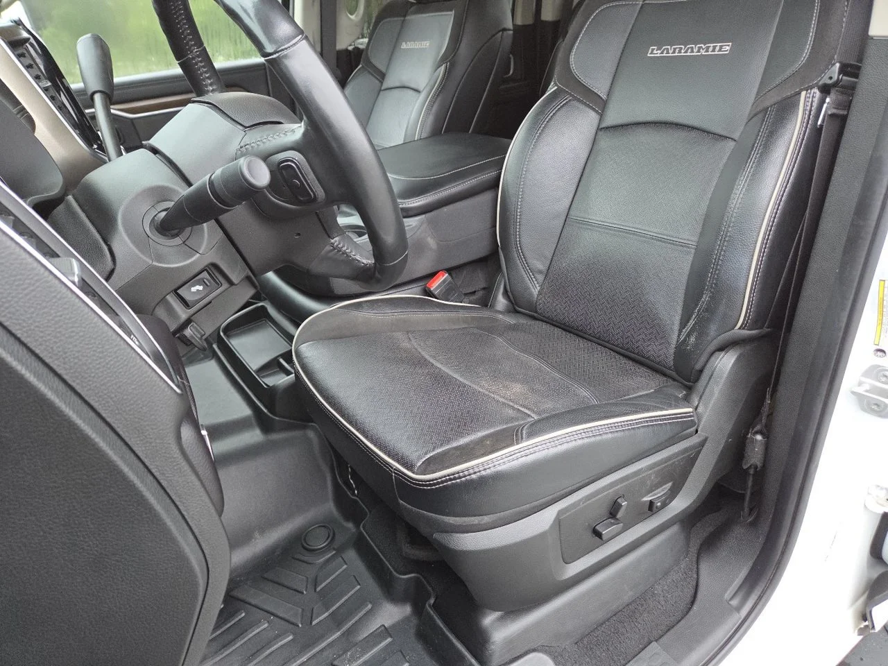 Used 2023  Ram Laramie image 26