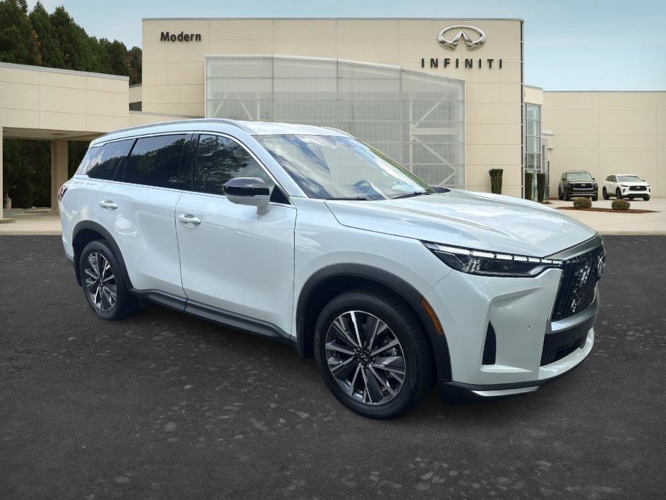 New 2027 Radiant White INFINITI LUXE image 3