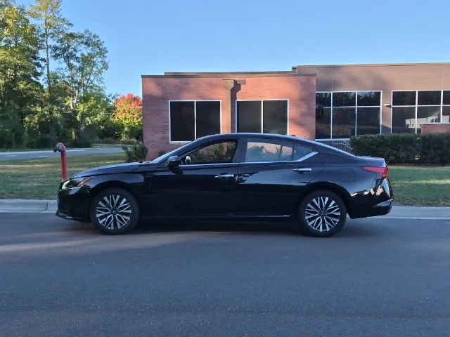 Used 2025 Black Nissan 2.5 SV image 2