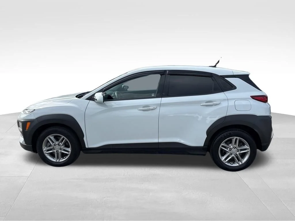 Used 2021 White Hyundai SE image 2