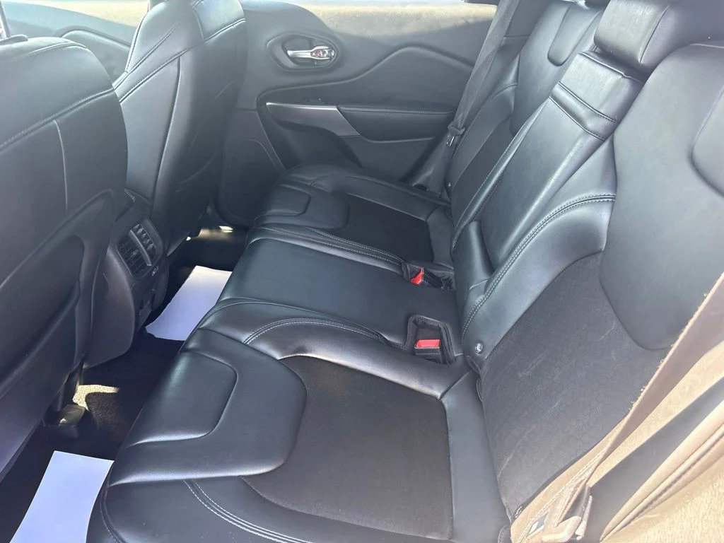 Used 2019 Gray Jeep Latitude Plus image 27
