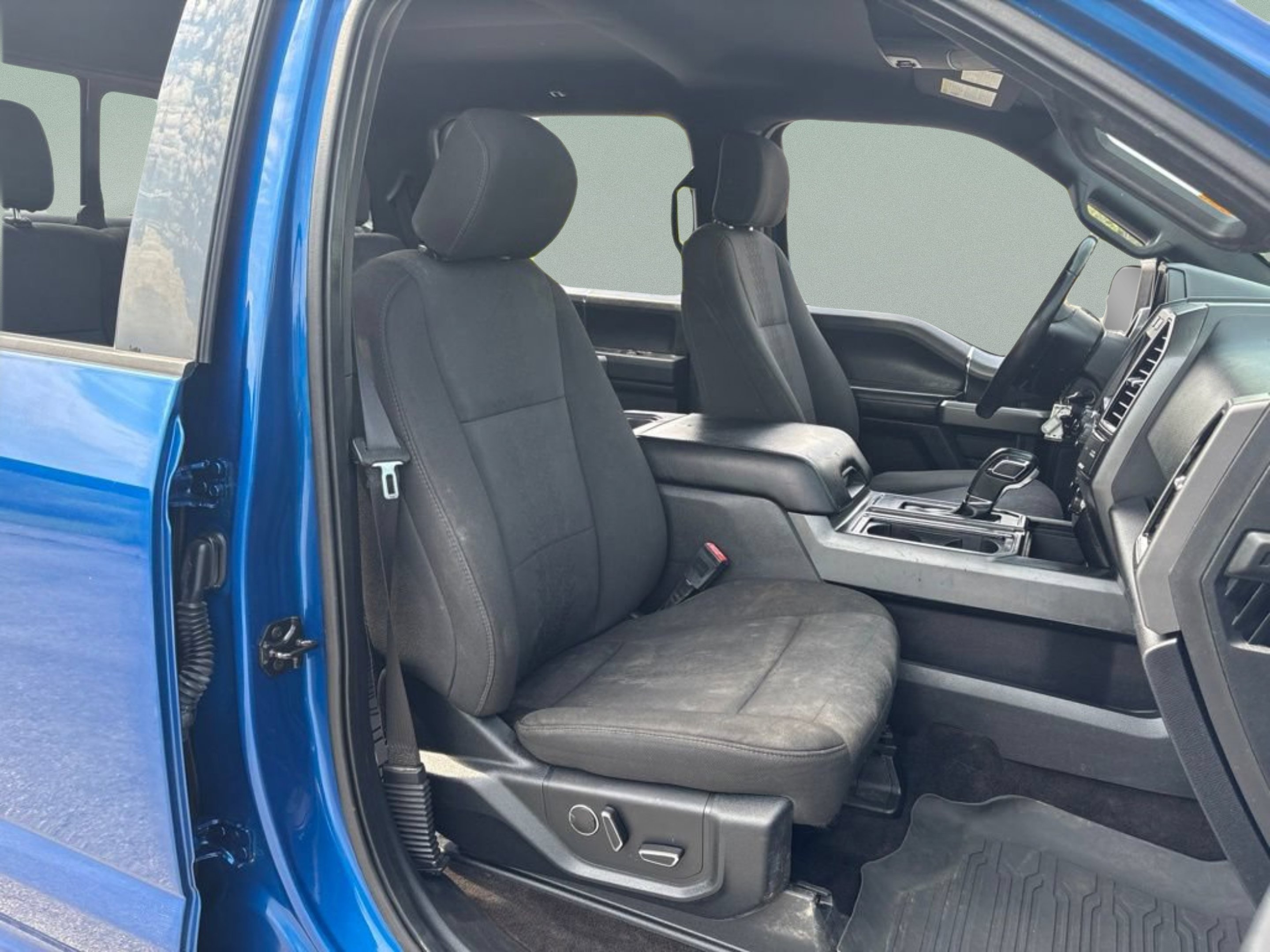 Used 2018 Lightning Blue Ford XLT image 33