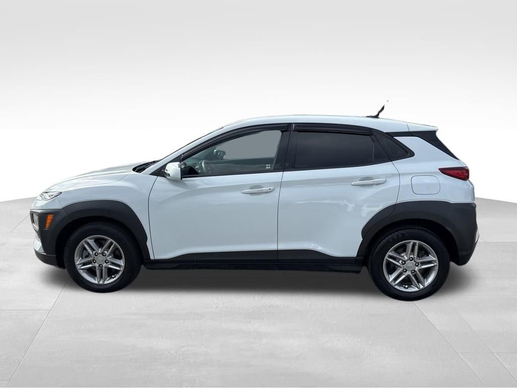 Used 2021 White Hyundai SE image 2