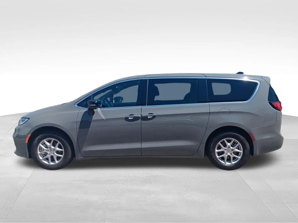 Used 2025 Ceramic Gray Clearcoat Chrysler Select image 3
