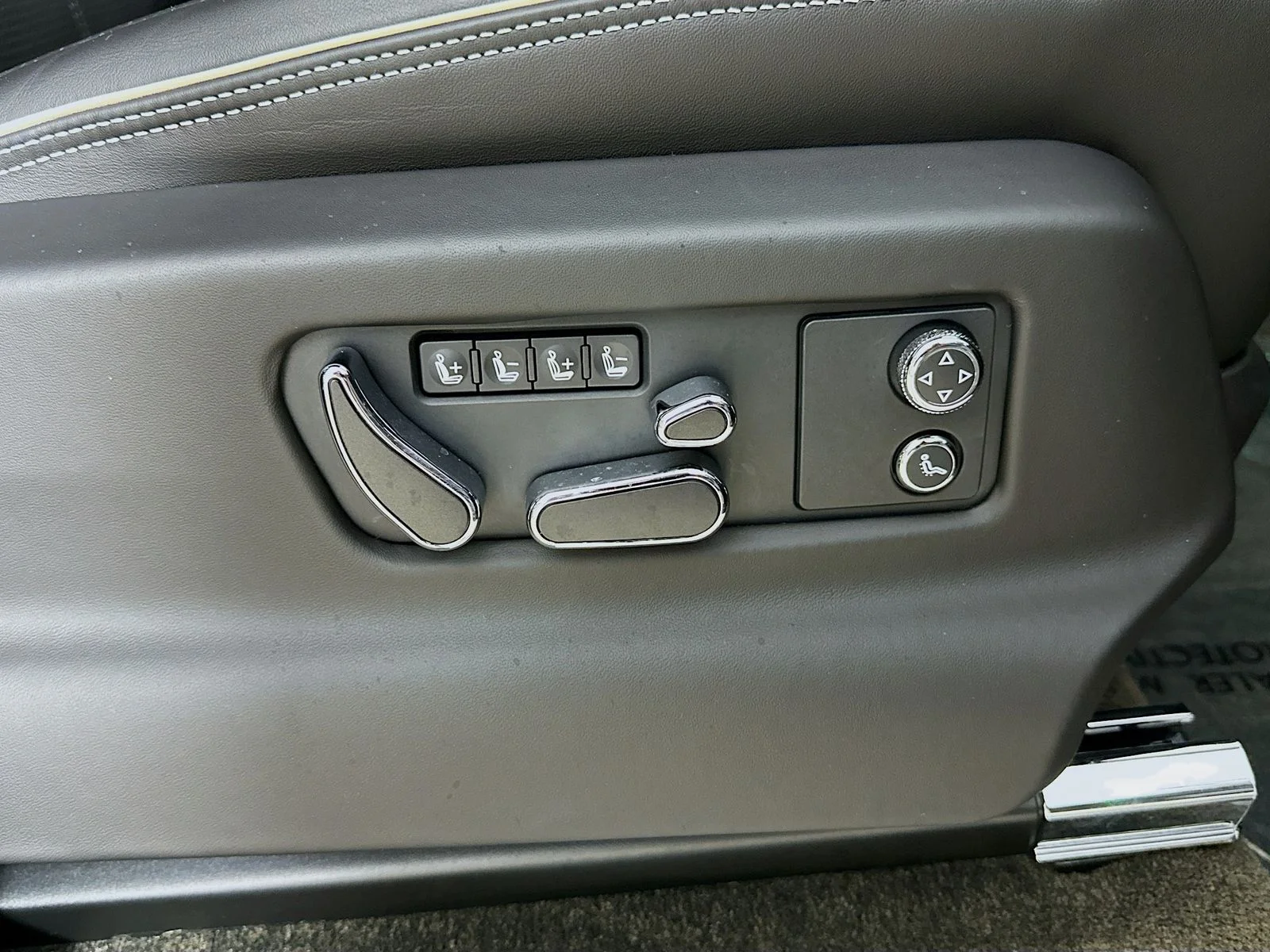 Used 2022 Black Bentley  image 68