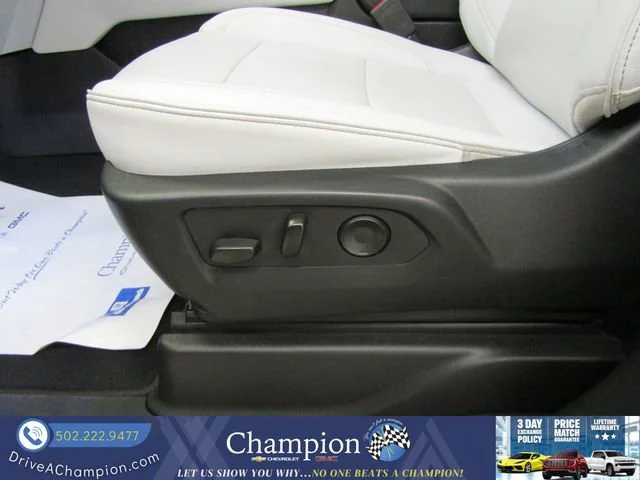 Used 2025 Iridescent Pearl Tricoat Chevrolet Premier image 31