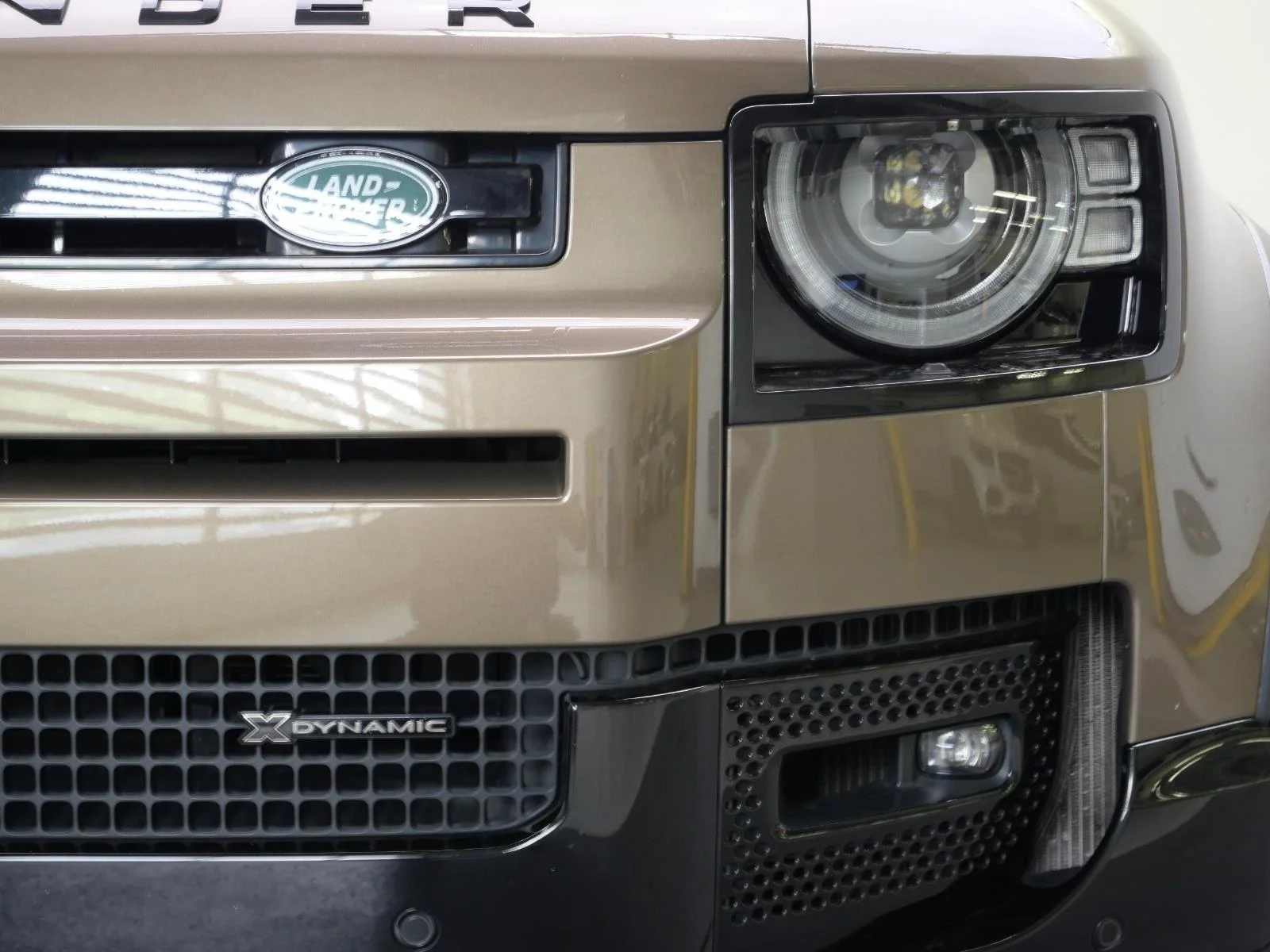 Used 2022 Gondwana Stone Metallic Land Rover X-Dynamic HSE image 3