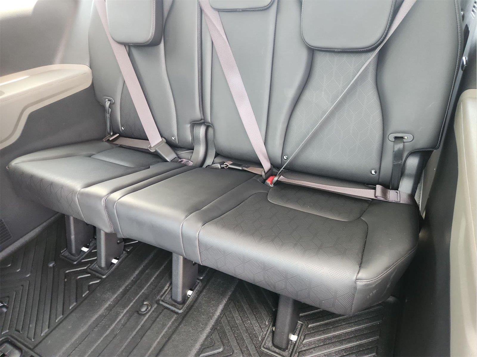 2025 Kia Carnival MPV photo 33 of 33