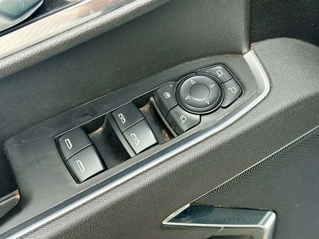 Used 2025 White GMC SLT image 19
