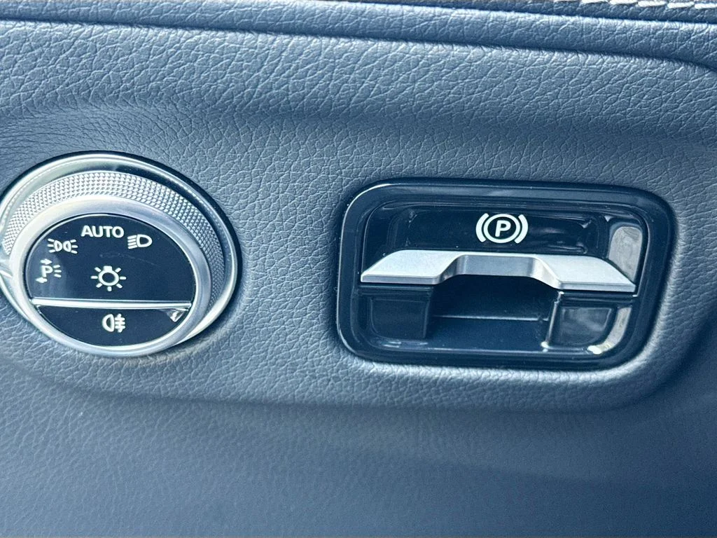 Used 2024 Gray Mercedes-Benz 450 image 11