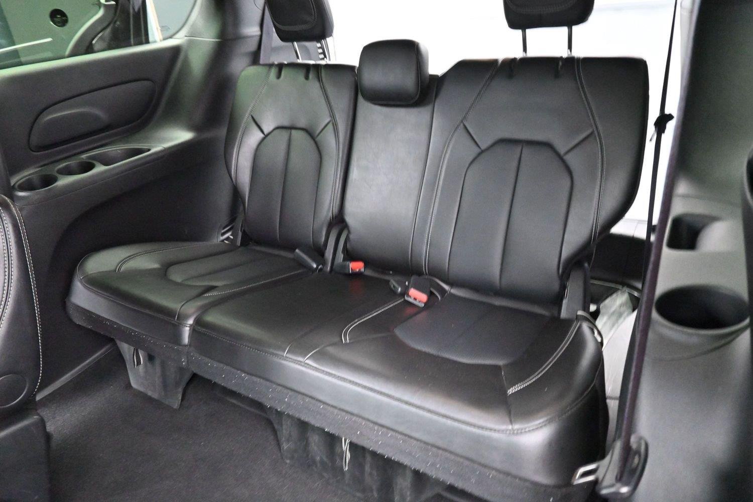 Used 2025 Diamond Black Crystal Pearlcoat Chrysler Select image 30