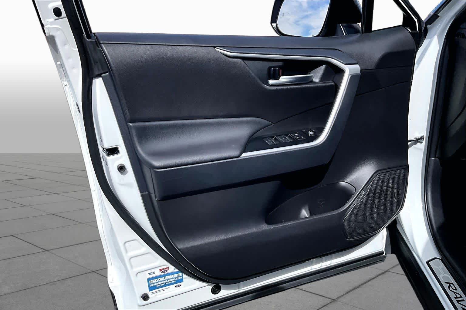 Used 2025 Ice Cap/Midnight Black Metallic Toyota Hybrid Woodland image 19
