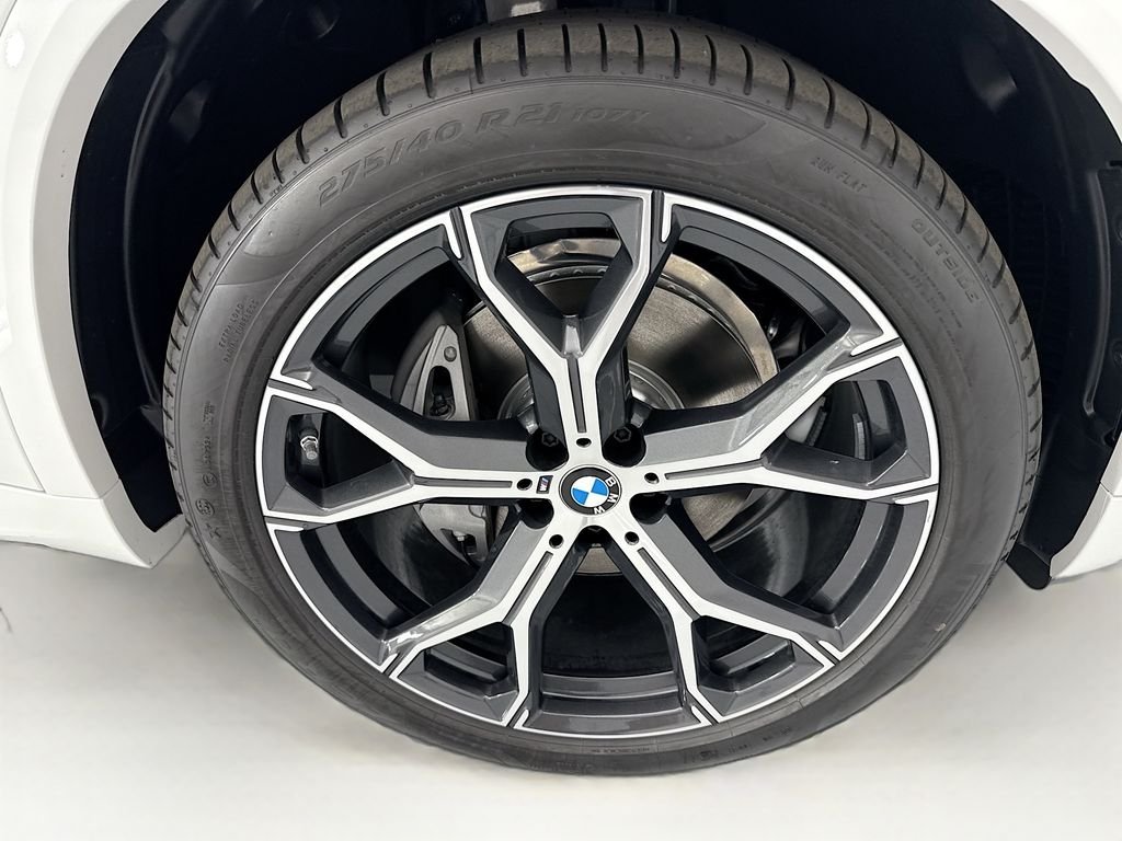 New 2026 White Metallic BMW xDrive40i image 31