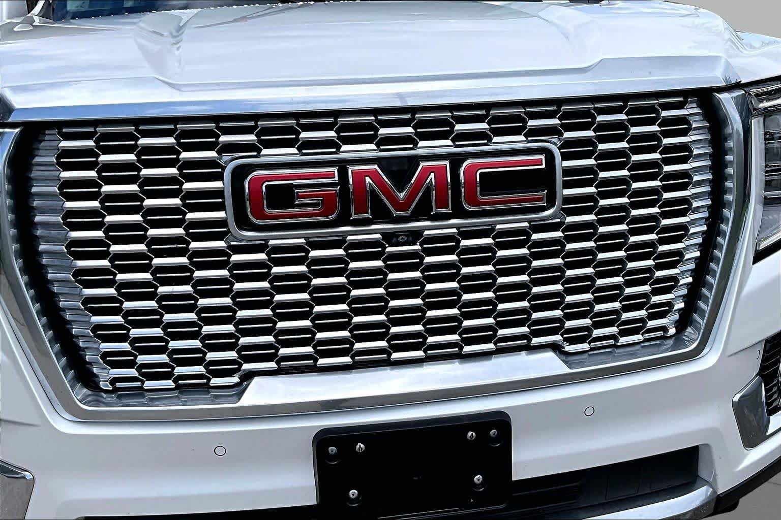 Used 2023 White Frost Tricoat GMC Denali image 30