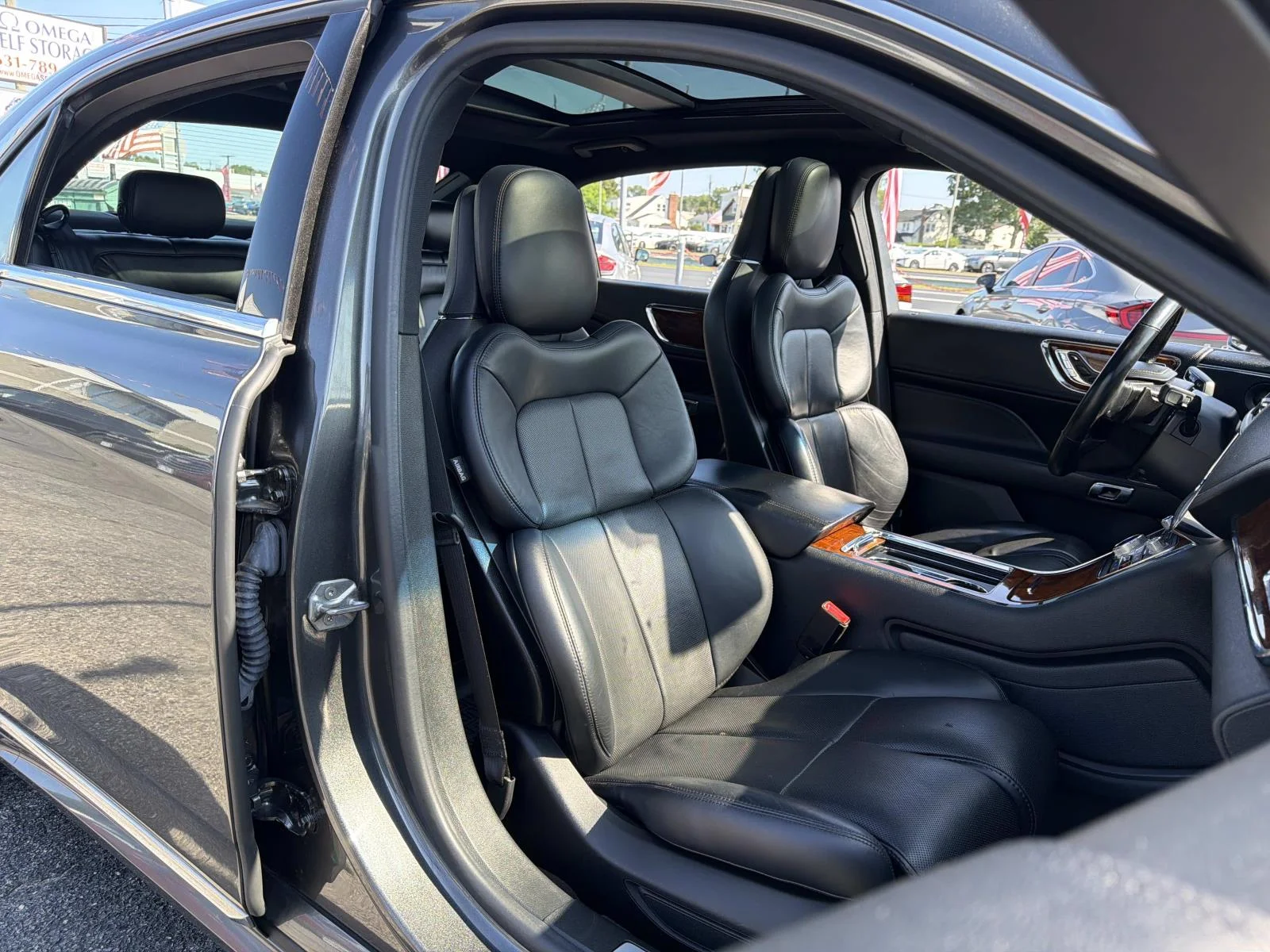 Used 2018 Gray Lincoln Reserve image 13