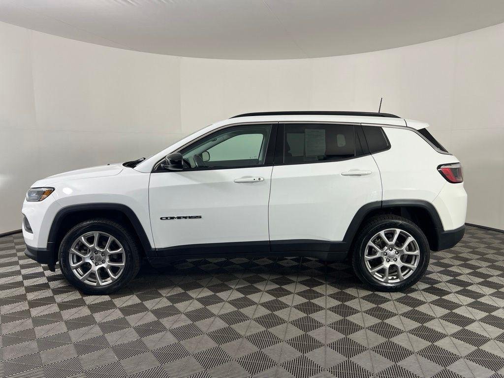 Used 2022 Bright White Clearcoat Jeep Latitude Lux image 25