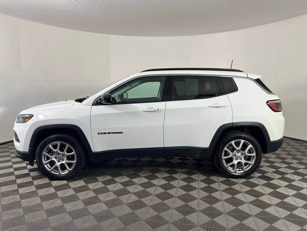 Used 2022 Bright White Clearcoat Jeep Latitude Lux image 25