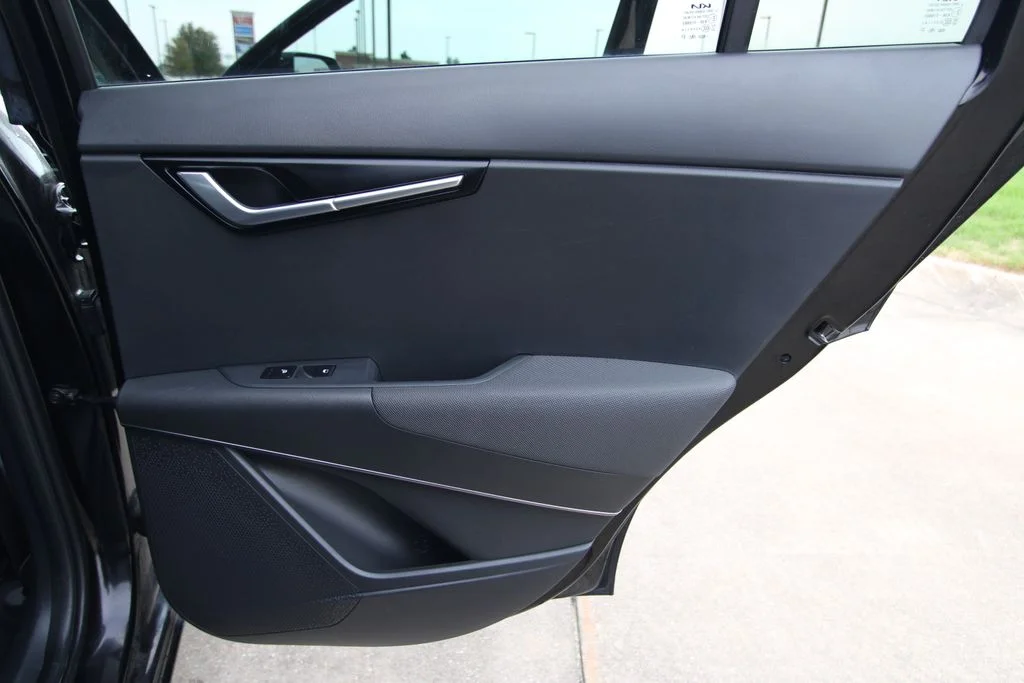 Used 2023 Black Kia Wind image 42