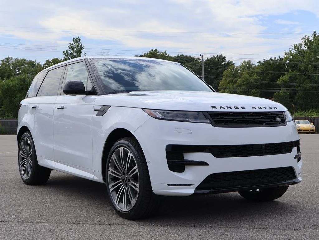 New 2025 Fuji White Land Rover Dynamic SE image 3