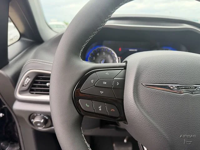 New 2026 Diamond Black Crystal Pearl-Coat Exterior Paint Chrysler Select image 17