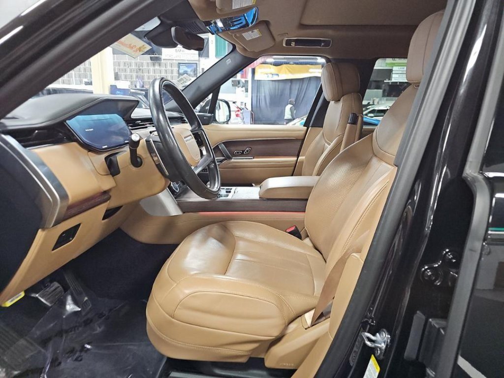 2023 Land Rover Range Rover SE photo 3