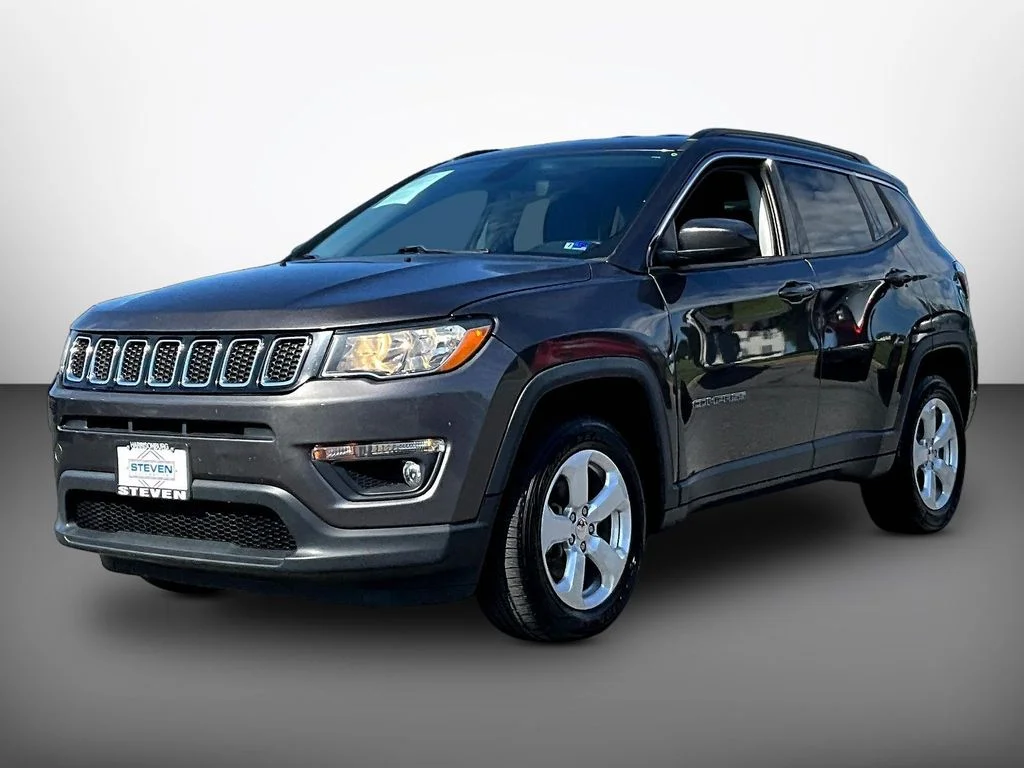 Used 2019 Crystal Metallic Jeep Latitude image 3