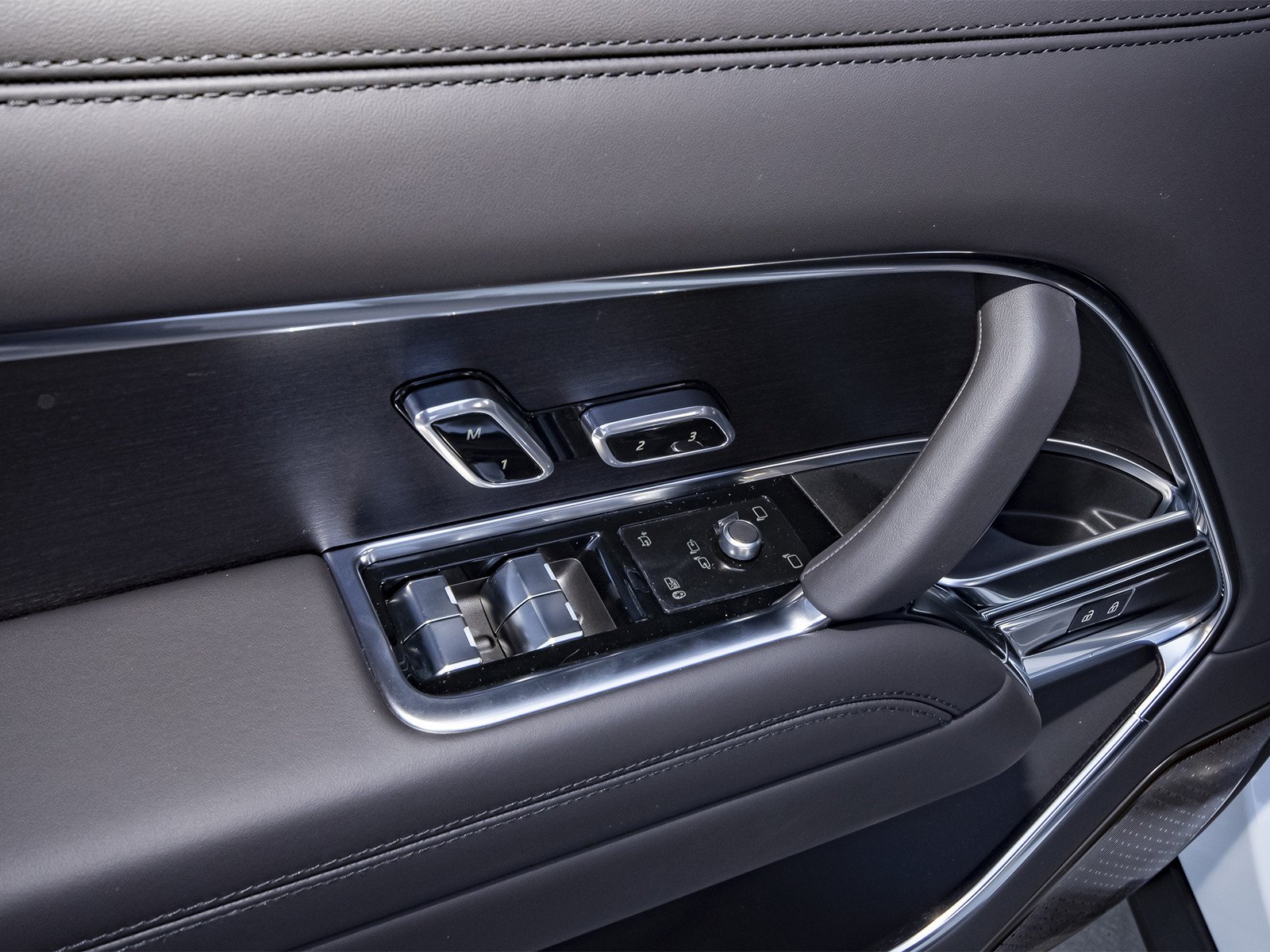 New 2026 Fuji White Land Rover Autobiography image 37