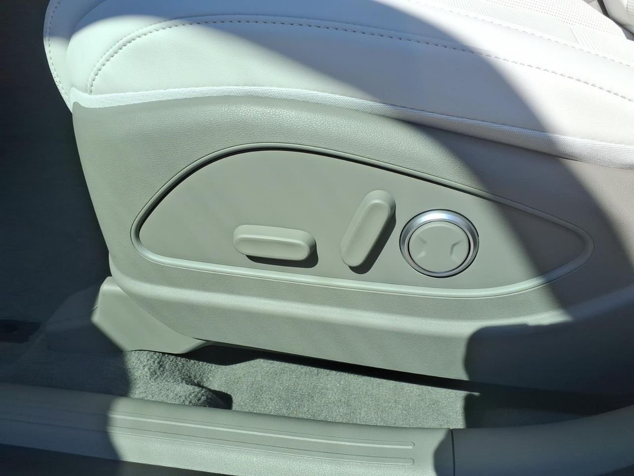 New 2026 Creamy White Pearl Hyundai SEL AWD image 23