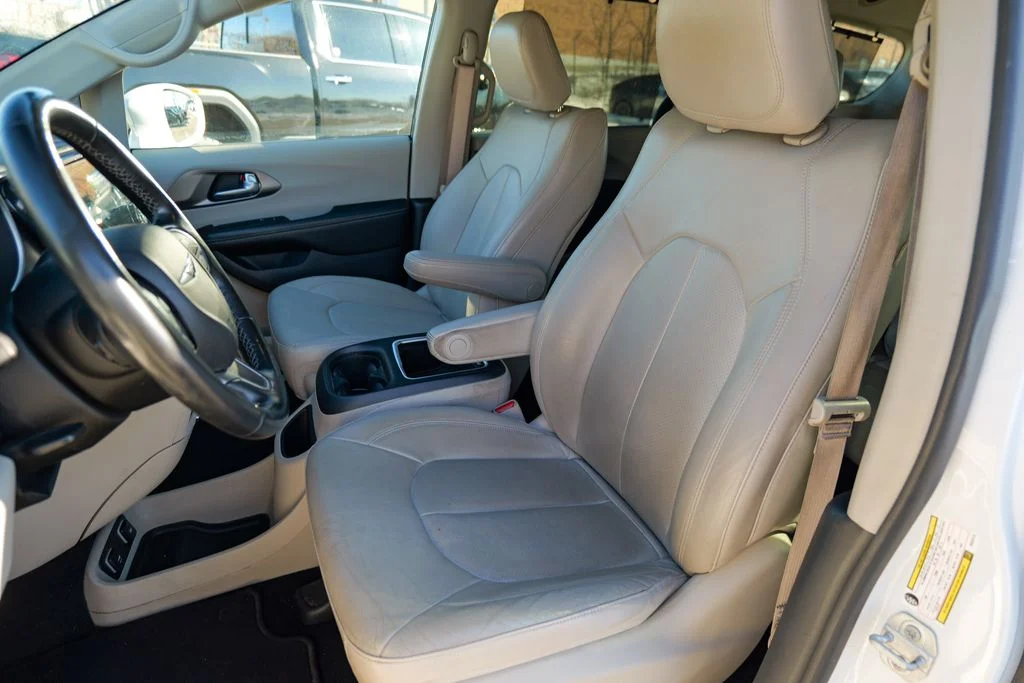 Used 2021 Bright White Clearcoat Chrysler Touring L image 17