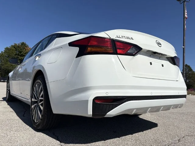 Used 2025 White Nissan 2.5 SV image 20