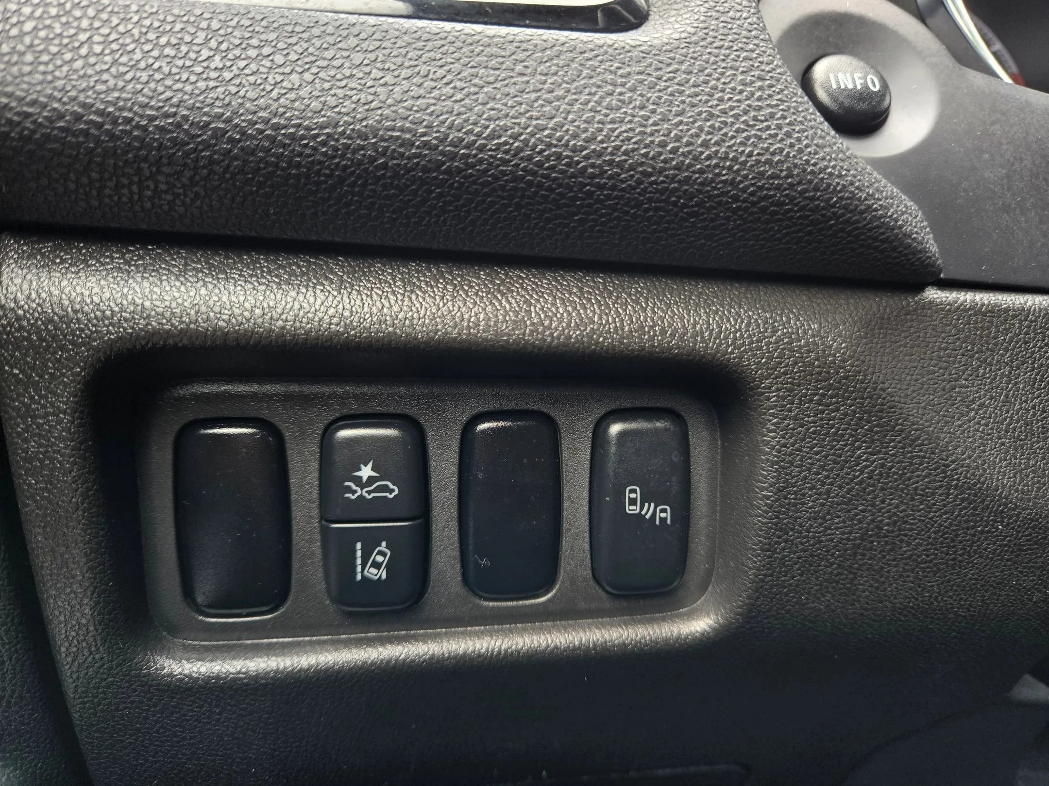 Used 2024  Mitsubishi SE image 26