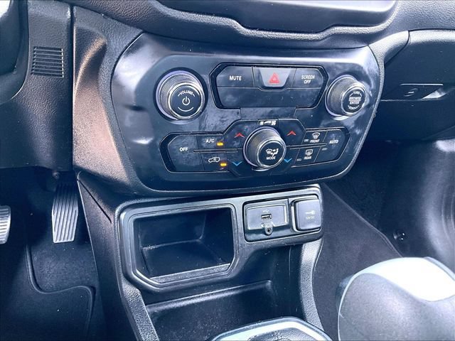 Used 2020 Alpine White Clea Jeep Altitude image 27