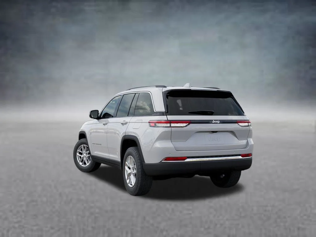 New 2026 Bright White Clear-Coat Exterior Paint Jeep Laredo X image 3