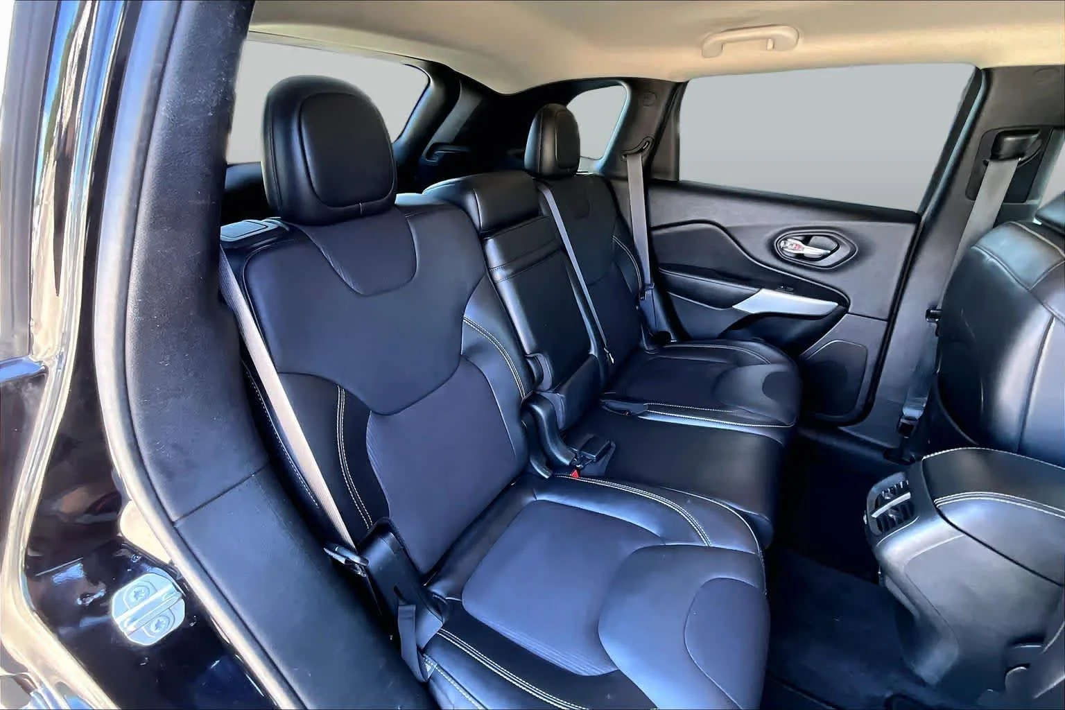 Used 2018 Diamond Black Crystal Pearlcoat Jeep Latitude Plus image 20