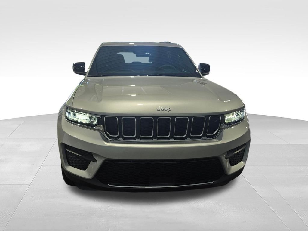 New 2026 Silver Zynith Jeep Laredo image 9
