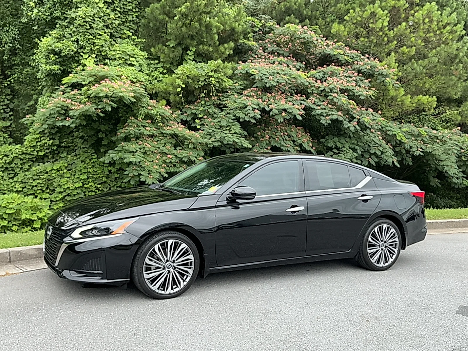Used 2023 Super Black Nissan SL FWD image 4