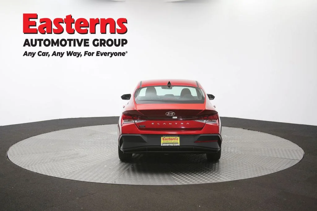 Used 2025 Red Hyundai SEL Convenience image 38
