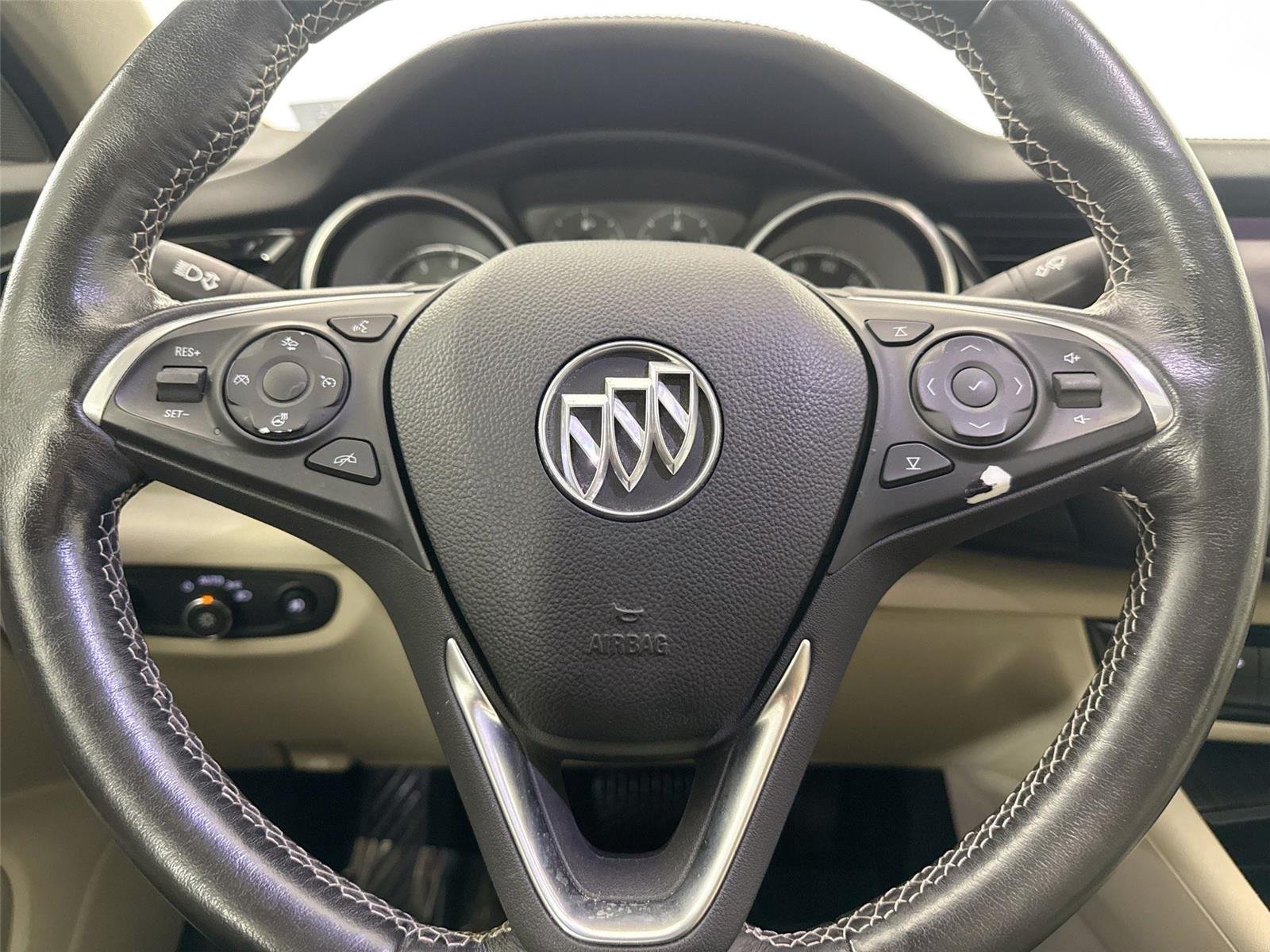 Used 2018 White Frost Tricoat Buick Essence image 18