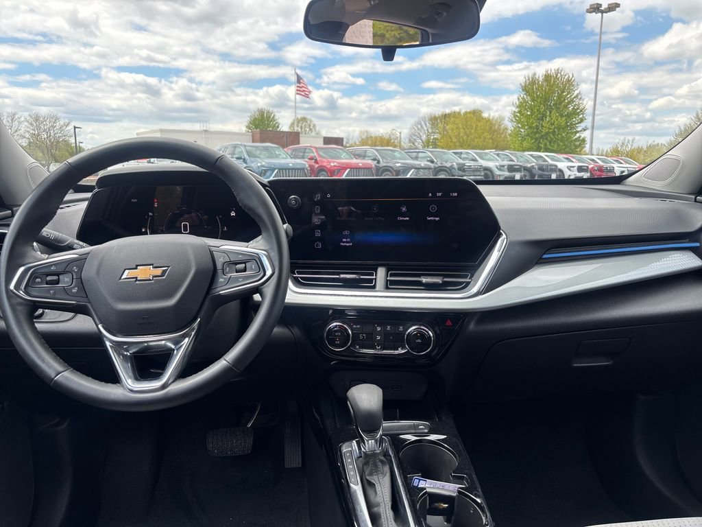 2025 Chevrolet Trax LT - Photo 14