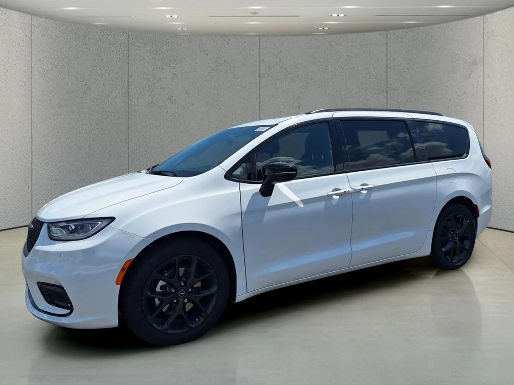 2026 Chrysler Pacifica Limited's photo