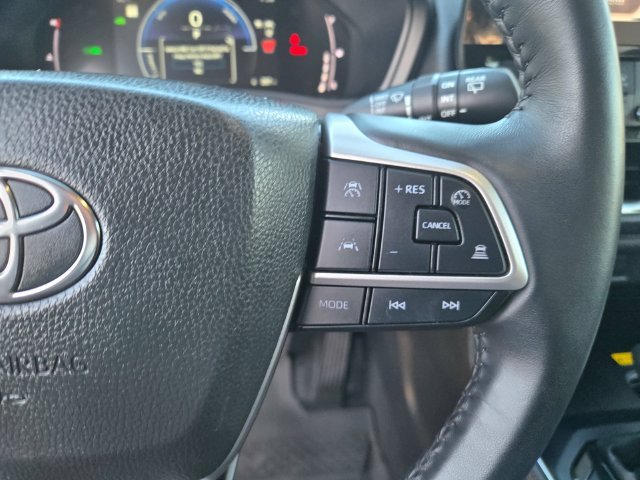 Used 2025 Off-white Toyota XLE image 20