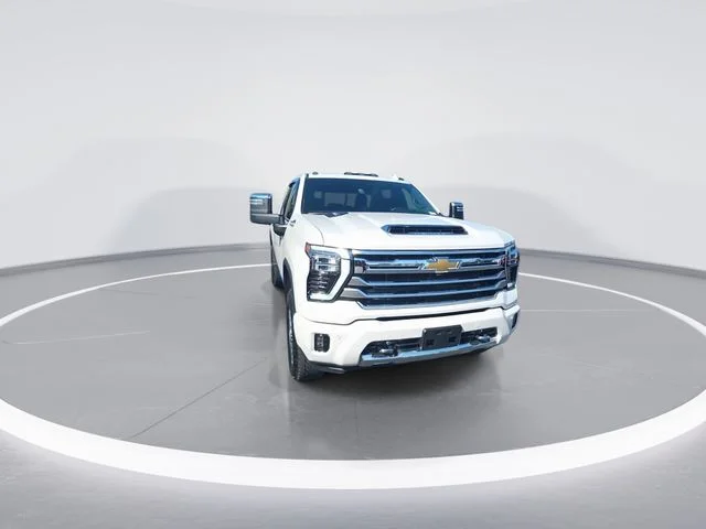 Used 2025 Beige Chevrolet High Country image 3