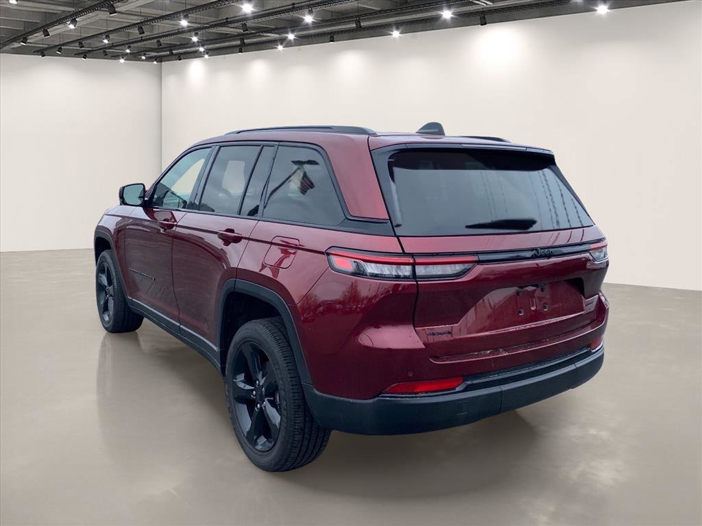 Used 2023 Velvet Red Pearlcoat Jeep Altitude image 5