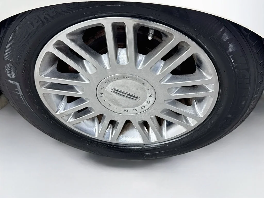 Used 2007 White Lincoln Signature image 34