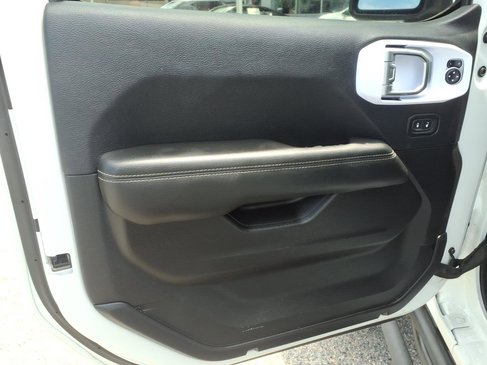 Used 2019 Bright White Clearcoat Jeep Sahara image 15