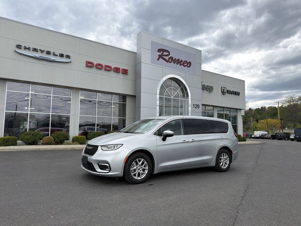 2023 Chrysler Pacifica Touring L's photo