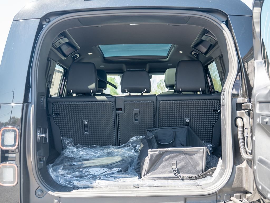 New 2026 Black Land Rover X-Dynamic SE image 25
