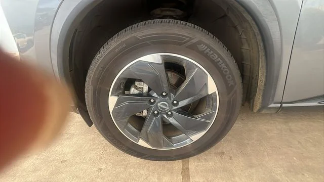 Used 2024 Gray Nissan SV image 9