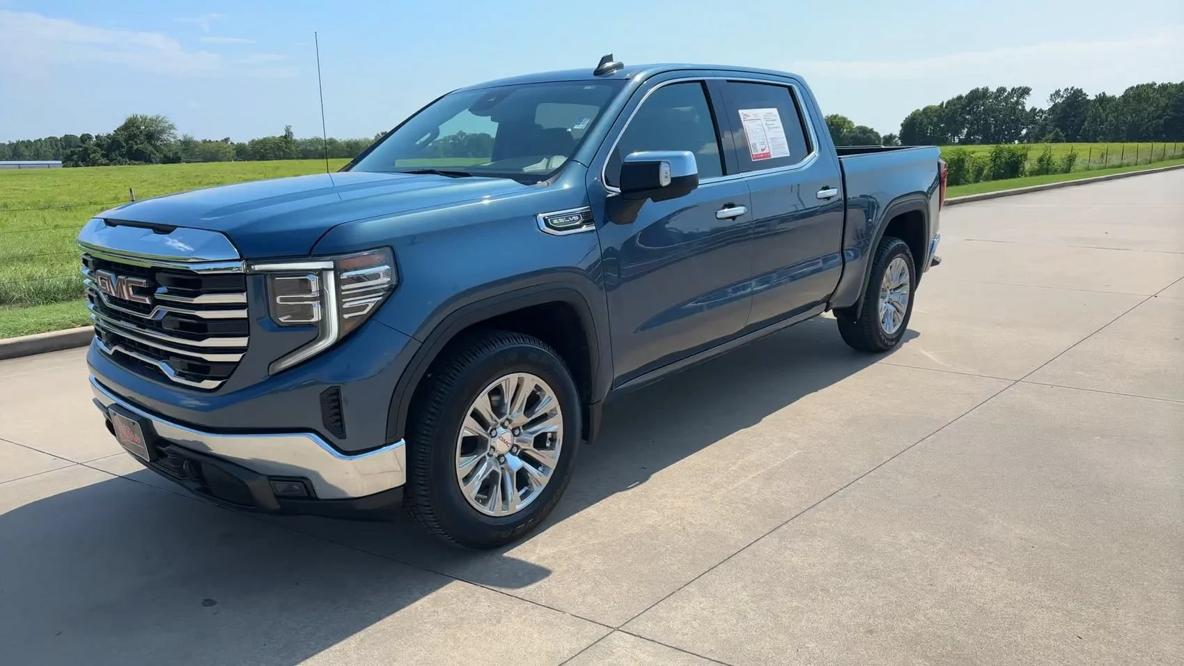 Used 2024 Downpour Metallic GMC SLT image 4