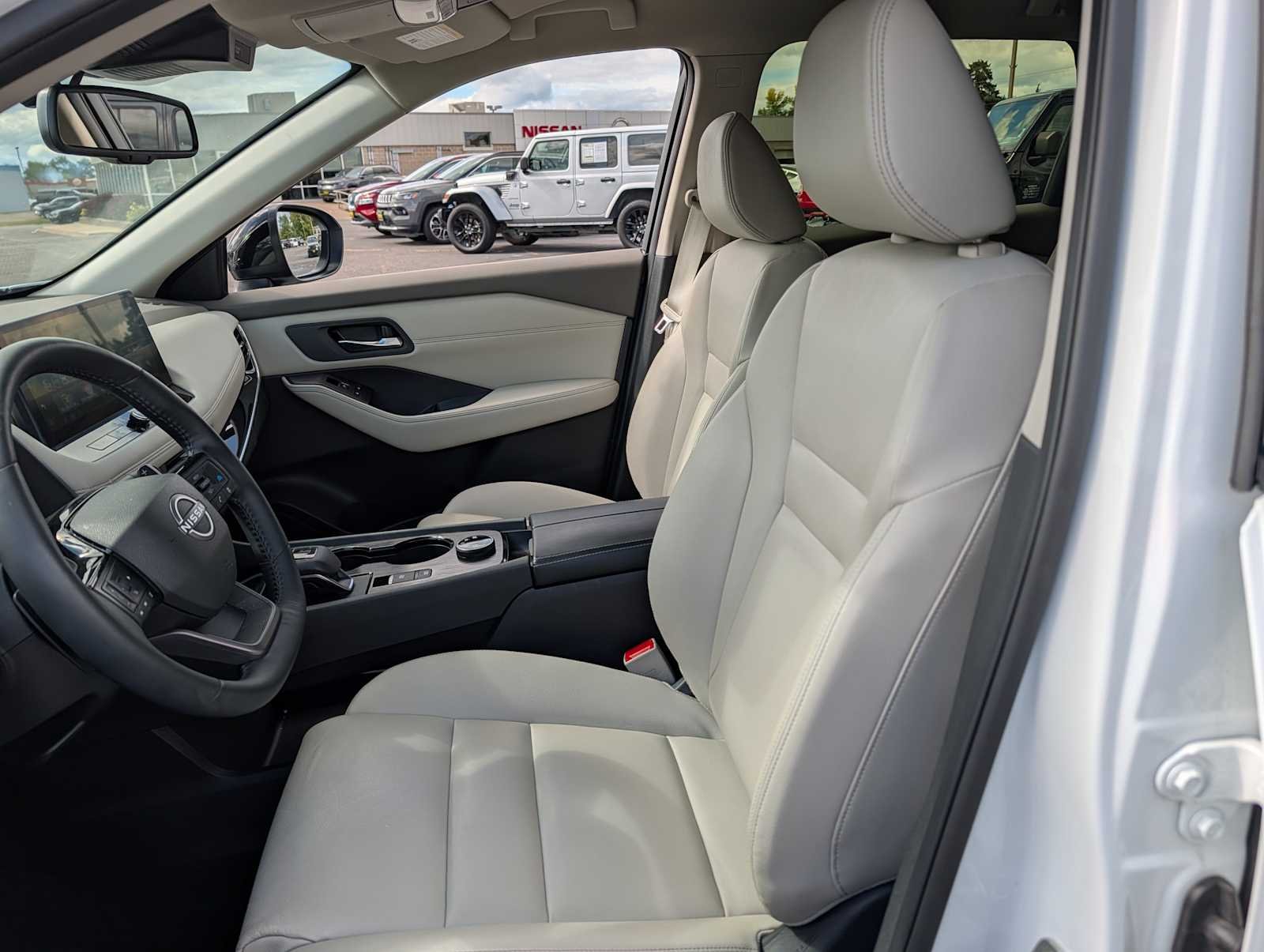 Used 2025 Everest White Pearl/Super Black Nissan SL image 10